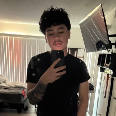 donn_juliooo's profile picture. i am straight.