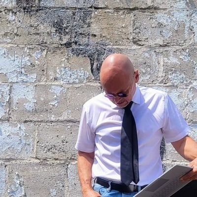 castlejuice's profile picture. 📣 Why to adopt 👾 #OpenSource #Linux #OS distros for your #computers ● How to improve your #privacy and digital #freedom and #autonomy ● #Français #English