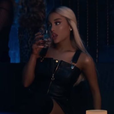 posiitiions's profile picture. good at overthinking with my heart ♡