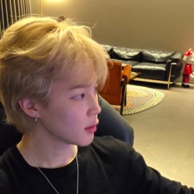 Mochiilights's profile picture. Hi, I make people cry with my stories