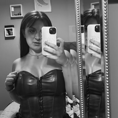 pisceswavess's profile picture. 23 | sí/í | ♓︎☉ ♋︎☾ ♏︎↥