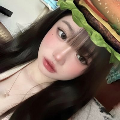 yvissante's profile picture. a girl with two cats 𐔌՞ ܸ.ˬ.ܸ՞𐦯 𑣲