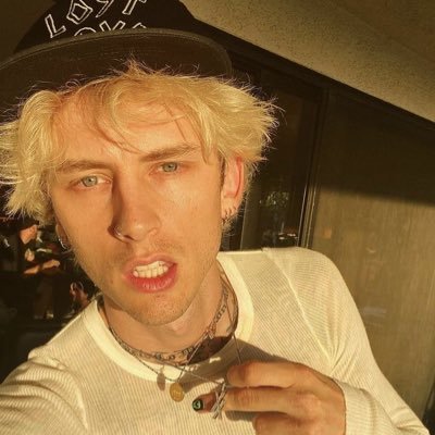 laur_kells's profile picture. Mgk and Lauren are my love ✨