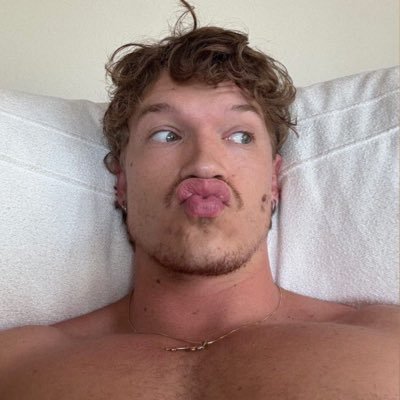 theholydemi's profile picture. 