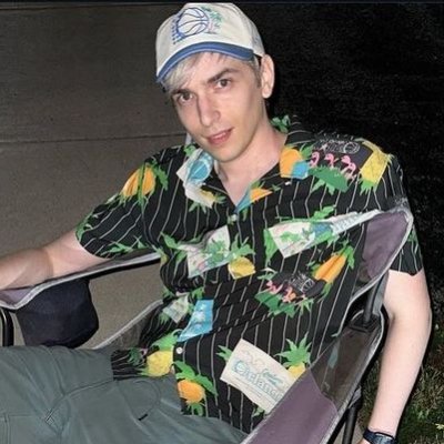 truckerunit's profile picture. #dispatchtwt #dgktwt ; 
burgers are my favourite food and im paranoid that i might have vCJD sometimes