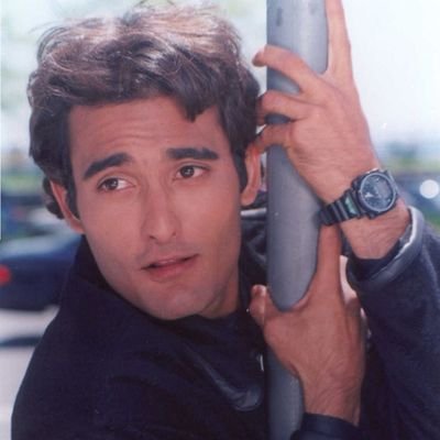 iamdhaval29's profile picture. दो पल के जीवन से एक उम्र चुरानी है।