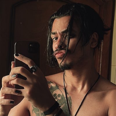 qrozne's profile picture. Brazilian NSFW Content Producer / DONO DA @ZneStudios / ♒ & ENTP / sim sou o cara que faz tutoriais com memes no 🟧⬛️ dm para collabs e parcerias