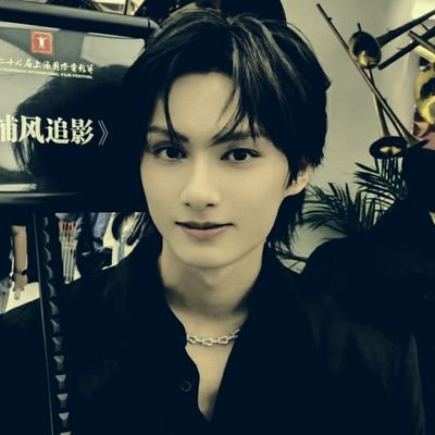 airoustic's profile picture. ㅤㅤdarling, stay with me forever.  tfc!