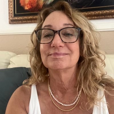 xoxo1471533's profile picture. seeking for an honest and trustworthy person who I could share my thoughts with and you can hit me up in my signal and telegram