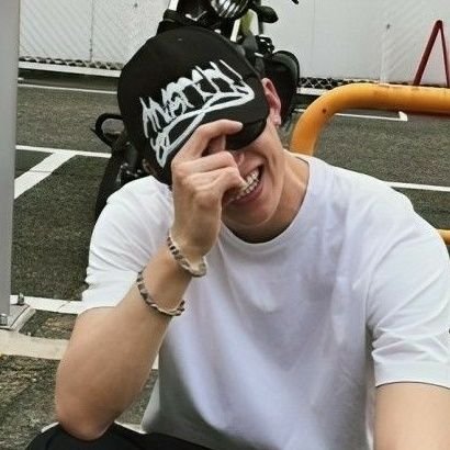 atsshng's profile picture. não há nada mais doce e gracioso que a glória.