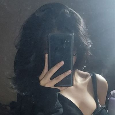 aina23013252's profile picture. The sun persists in rising, so I make myself stand.🌙💄💍