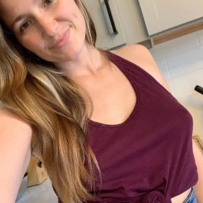 angelabenson546's profile picture. 