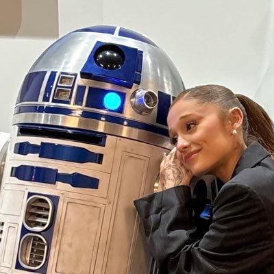 _dariyams's profile picture. bookworm, casual gamer, potential jedi, lover of all things nerdy. protecting hayden christensen at all costs. 25 she/her - header: @paulahsarts on ig