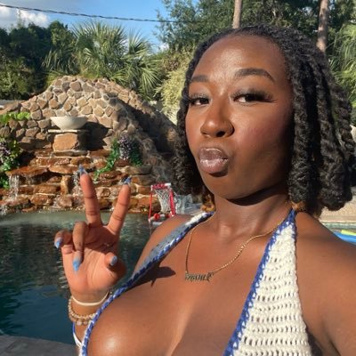 rateddd_m's profile picture. chapter twenty-four🇧🇧| dsu alumna | minding my 1920