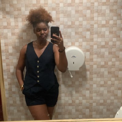 flower_she's profile picture. TROUBLEGANG ✊🏿💙 She has GOD🙌🏿 She's talking with herself here💀😭 SerieAddict🦦 Music lover🎶