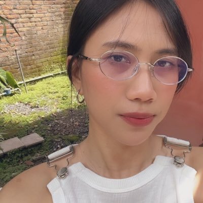 aliallially's profile picture. A bag of oxygen, perfectly aligned.