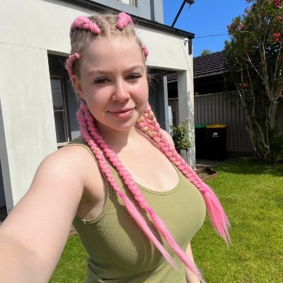 plutoniu_'s profile picture. "Unapologetically me, uncompromisingly single. Waiting for the love that elevates my soul."