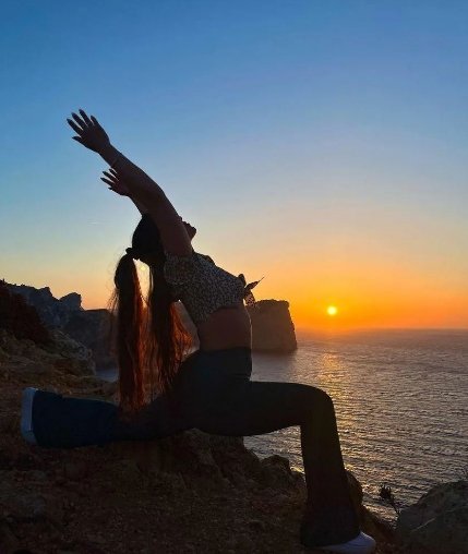 Karnak692697's profile picture. I peddle sunsets in this world, gathering tenderness just to meet you