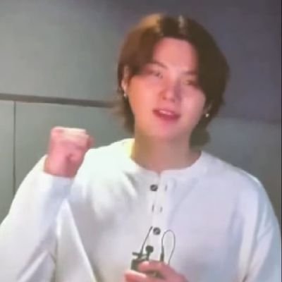 PPratama41079's profile picture. tersenyum