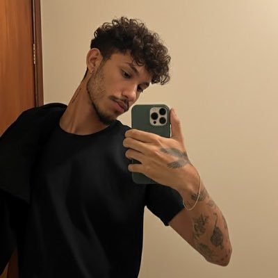 thizgomes's profile picture. 
