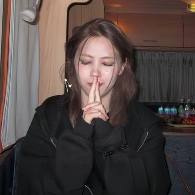 aninajlia's profile picture. eu e a yeji escutando not shy
