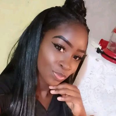 thuany1215729's profile picture. 