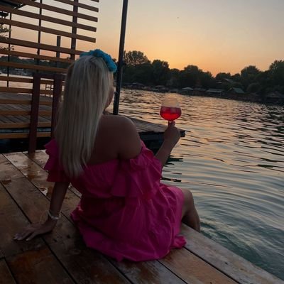 jankovic_djurdj's profile picture. ' Мене су учили да само срећан можеш да заспиш'
🥂