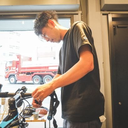 MasakazuIto1's profile picture. ロードバイクも人生も｢ピタッと整える｣人。
プロ時代に大腿骨を2回骨折し、
「どうすれば走り続けられるのか」を突き詰めた結果、
今のフィッティングの形に辿り着きました。
その人の身体に合わせて調整し、
『楽に・速く・長く』走り続けられる形に整えています。
元プロ → 現シエルブルー鹿屋監督。
オンラインはこちら👇👇