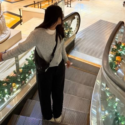 roshanii53497's profile picture. 