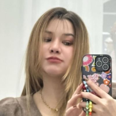 rr4inbow222930's profile picture. 