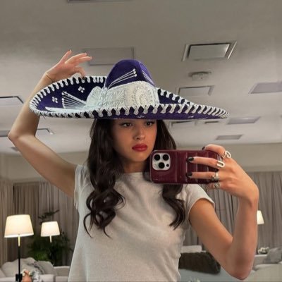 liv4lifeee's profile picture. my guts ar sour