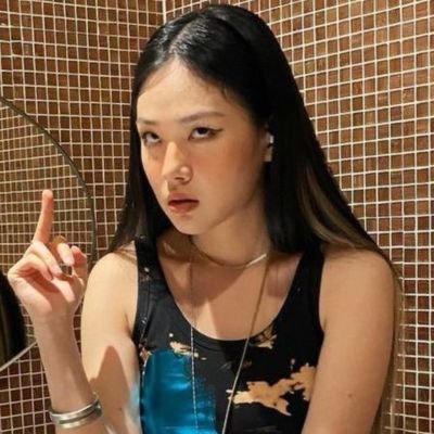 guerherilla's profile picture. i'm the prettiest bouquet of dying flowers you'll ever see.