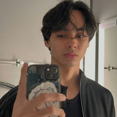 clshndln's profile picture. flowers in hand, mysteries in mind