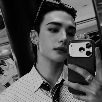 livshwang22's profile picture. eu e o hyunjin ouvindo frank ocean