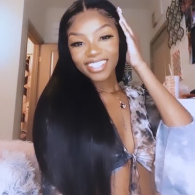 theyenvvymia's profile picture. 