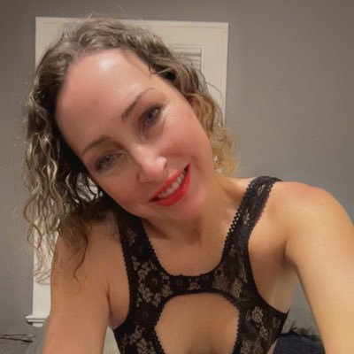 DavisonV12's profile picture. 43yr old MILF and soccer mom-just a normal mom next door. 😈links in pinned tweet- no DMs here