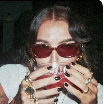 defensorazinha's profile picture. não ignore o que te atravessa o peito (da turma dos direitos humanos 💚). Fora daqui, uma pisciana entusiasta de poesia e música.