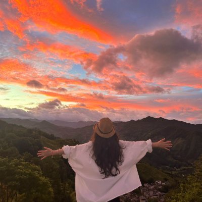 oroov_ID's profile picture. エーゲ海の夕日🌅に足を止め、海と空が一体となる景色を見つめると、心がふと空になり、また満たされるように感じました💖🌊。
世界はこんなにも広いのに、この瞬間、自分の存在を静かに感じられるのです🕊️