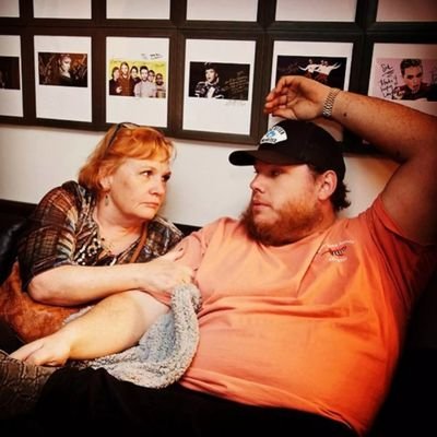 itsRhondacombs's profile picture. Mother to Luke combs, ❤️ Big yessss if My Son Luke Combs is still your favourite singer❣️❣️❣️ Replying DMs Biggest supporter of Luke combs🥰🌹