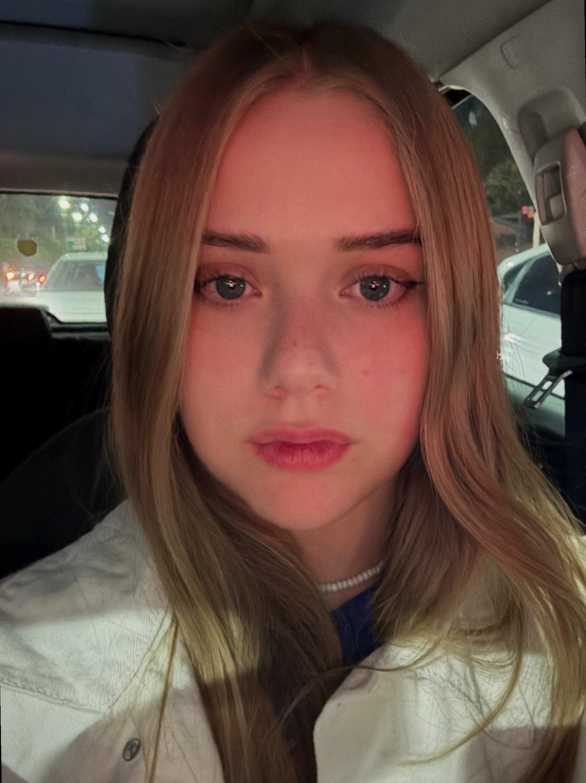 Sky3720_Fdh's profile picture. 21 🤍 old page went kaboom so i’m vibing here :/ socio 📚 part-time cloud eater, full-time chaos 🫠