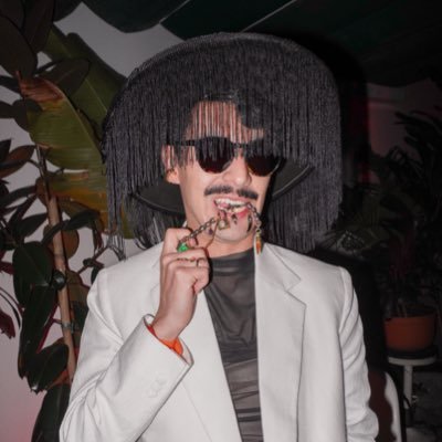 DoblePersona's profile picture. 'She was a vicious bitch and a fucking drunk.' (Meyer, 2014, s. 3).