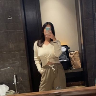 janhviestic's profile picture. 23 • biodegradable • she/her mein hoon main tere