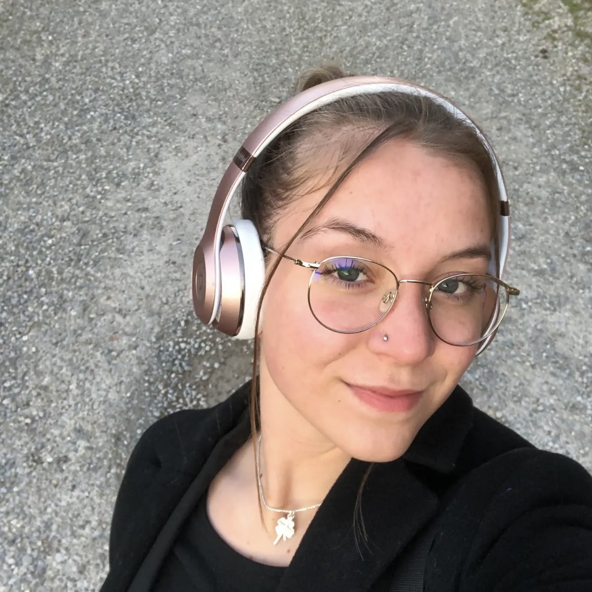 dffne94127739's profile picture. 