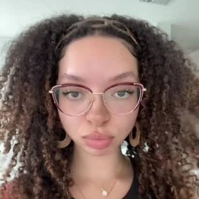 AbellaAnde37032's profile picture. 