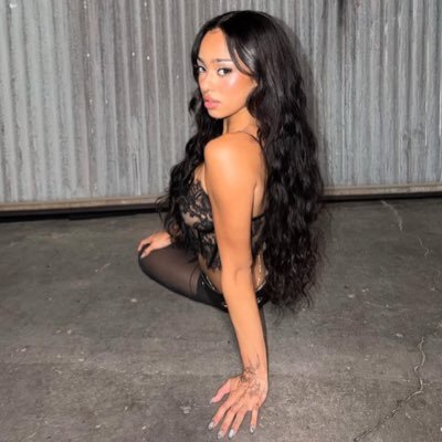 ManonTheQueenX's profile picture. Manon is THAT girl & this is her Hive 💕 Edits • Updates • Slay compilations 🐝✨ #ManonHive