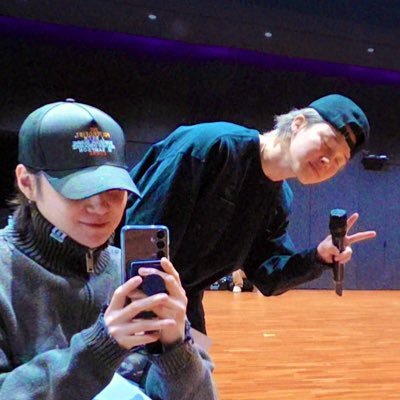 Ale94ym's profile picture. 𝚆𝚎 𝚊𝚛𝚎 𝚝𝚘𝚐𝚎𝚝𝚑𝚎𝚛 𝚋𝚞𝚕𝚕𝚎𝚝𝚙𝚛𝚘𝚘𝚏 @BTS_twt 🤍 🐱🐥💛