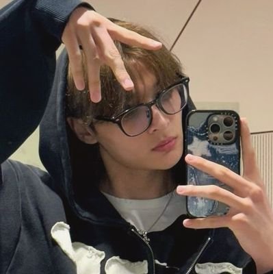 BELL33POQUE's profile picture. ㅤ ㅤㅤ   ♥︎ / ⌕  now playing  :  stupid brain