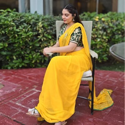 Anoooshasays's profile picture. Here to make you rethink your opinions and laugh at them too.