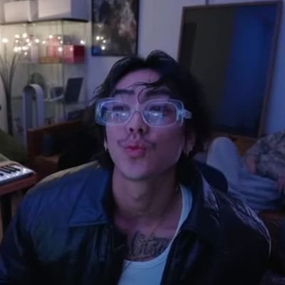 trizkimja's profile picture. como uma tempestade 
a calamidade do meu coração 
vem se tornando intrigante

ig - trizscremo