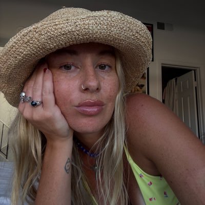 Hayleysouza's profile picture. gasp